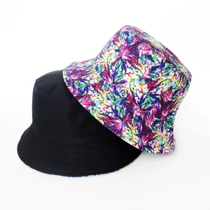 Détail du bob réversible, côté noir uni et imprimé floral numérique vif pour un style urbain.