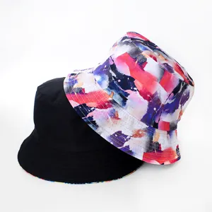 Vue détail du chapeau bob réversible avec imprimé abstrait coloré et un côté noir classique.