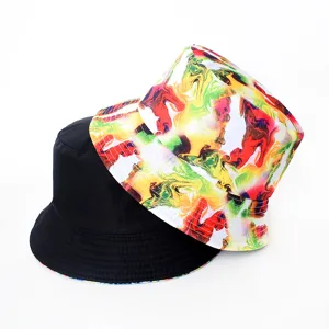 Vue détaillée d'un chapeau bob réversible avec noir uni et imprimé abstrait coloré.