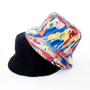 Vue détaillée d'un chapeau bob réversible tendance aux imprimés artistiques multicolores.
