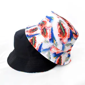 Chapeau bob réversible avec imprimé fluide abstrait coloré et design noir uni classique.