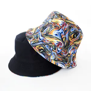 Gros plan de détail sur le chapeau réversible, montrant les faces noire et imprimée.