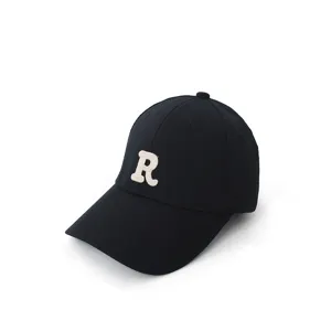 Black cotton baseball cap with embroidered letter R for sun protection
