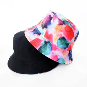 Chapeau bob réversible avec imprimé aquarelle coloré et côté noir. Anti-soleil.