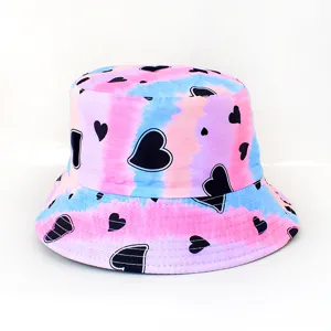 Bunter Batik-Bermudahat mit schwarzen Herzen, trendiger Streetwear-Sommersonnenschutz.
