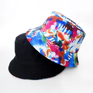 Chapeau bob réversible avec un côté noir uni et un design coloré à impression numérique.