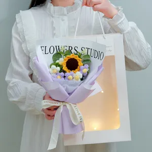 Dettaglio di bouquet di girasoli all'uncinetto fatto a mano, bel regalo di fiori a maglia.