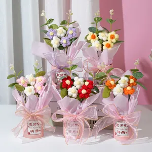 Handgemaakte gehaakte bloemenboeket cadeauemmer in roze voor lerarendag decoratie.