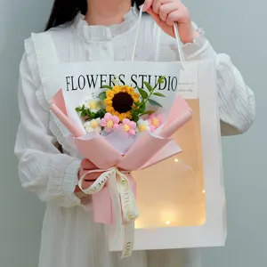 Bellissimo bouquet di girasoli in filato lavorato a mano con carta rosa, regalo ideale.