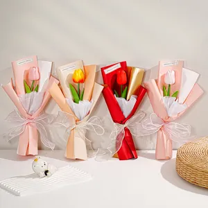 Mooie kunstmatige tulp bloemenboeket cadeau verpakt met lint voor romantische feestdagen.