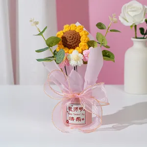 Handgemaakte gehaakte zonnebloem bloemenboeket detail weergave met geschenkverpacking.