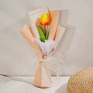 Kunstmatige tulp bloemenboeket cadeau prachtig verpakt met delicate lint en wenskaart.