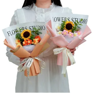 Bouquet di girasoli all'uncinetto fatti a mano, fiori in filato regalo, elegante confezione.