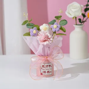 Handgemaakt gehaakt bloemenboeket in roze pot met geschenklint, perfect cadeau voor lerarendag.