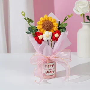 Handgemaakte gehaakte zonnebloem boeket in roze emmer, lerarendag cadeau bureaudecoratie.