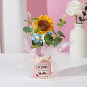 Handgemaakt gehaakt zonnebloem bloemenboeket in roze emmer cadeau voor tafeldecoratie