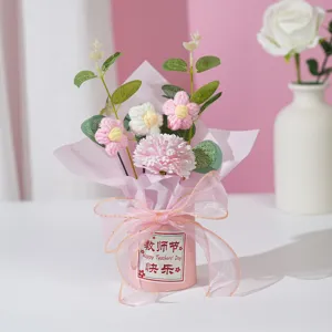 Handgemaakte gebreide bloemenboeket in roze emmer, perfect cadeau voor de dag van de leraar.