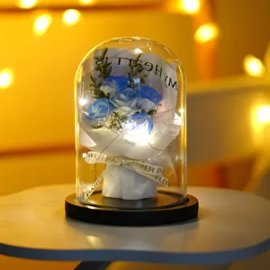 Eleganti rose blu stabilizzate in una cupola di vetro luminosa come idea regalo