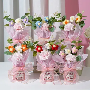 Handgemaakt gehaakt wollen bloemenboeket in roze emmer, perfect cadeau voor leraren.