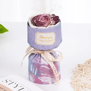 Mini ramo de rosas de jabón en envoltorio cilíndrico morado con cinta regalo para el día de San Valentín.