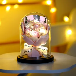 Primo piano di un bouquet di rose di sapone in cupola di vetro con luci LED calde