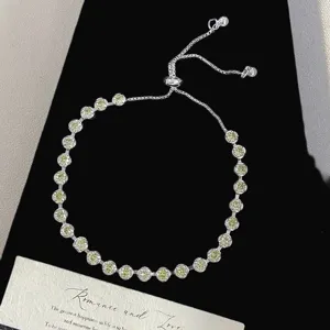 Vista detallada de una pulsera ajustable con piedras de circonita amarilla brillantes.