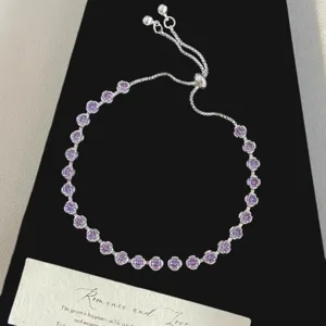 Primer plano detallado de una pulsera de burbujas de circonita púrpura con un cierre ajustable