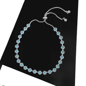 Elegante pulsera de burbujas plateada con circonitas azul claro y cierre ajustable de tirón