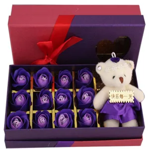 Valentijn cadeaubos met 12 paarse zeeprozen en schattige pluche beer voor romantische momenten.