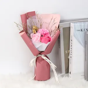 Vista detallada de un ramo de rosas y claveles de jabón rosa hechos a mano para regalo festivo.