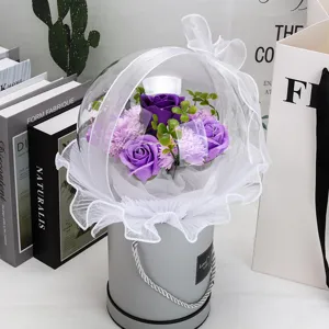 Vue détaillée d'un bouquet de fleurs de savon violettes dans une bulle en acrylique