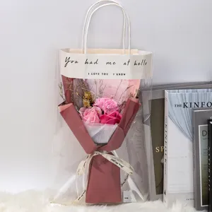 Vista detallada de un ramo de flores de jabón en una bolsa de regalo LED clara.