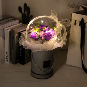 Bouquet élégant de roses en savon violettes dans une boule acrylique LED avec boîte cadeau