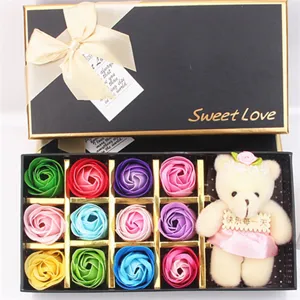 Valentijnsdag zeep rozen geschenkdoos met schattige pluche beren en kleurrijke bloemen