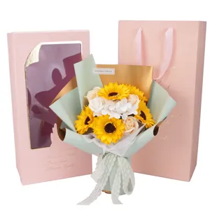 Detalle de ramo de rosas de jabón y girasol con caja de regalo rosa y bolsa a juego