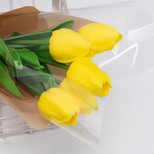 Vue détaillée d'un bouquet de tulipes jaunes artificielles emballées dans du papier