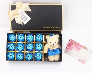 Valentijn cadeautje doos met 12 blauwe zeeprozen en schattige teddybeer voor romantiek.