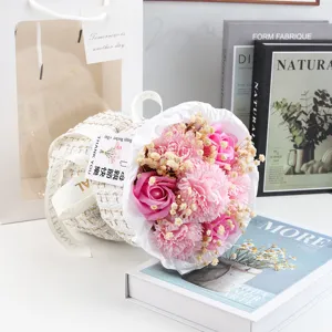 Vista dettagliata del bouquet di fiori di sapone rosa con elegante confezione in stile tweed