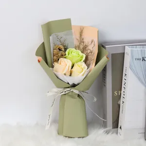 Elegante vista detallada de un ramo de flores de jabón con tres rosas en envoltorio verde