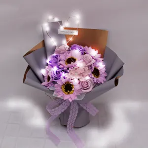 Detalle de un ramo de flores de jabón púrpura con luces LED en forma de corazón