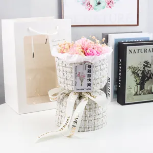 Dettaglio bouquet di fiori di sapone rosa con rose e garofani in involucro tweed