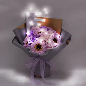 Ramo de flores de jabón violetas con girasoles rosas y luces LED de corazón regalo