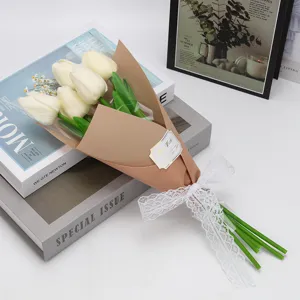 Bouquet de tulipes artificielles crème avec emballage en papier et dentelle
