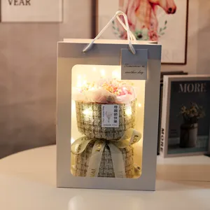 Primo piano dettagliato del bouquet di fiori di sapone illuminato in un sacchetto regalo