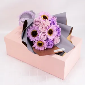 Macro de ramo de flores de jabón púrpura con girasoles y rosas en una caja de regalo
