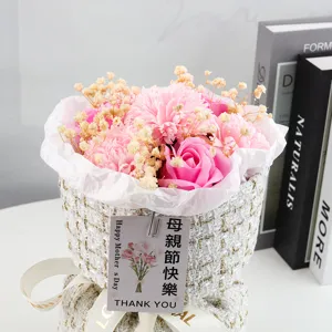 Primo piano dettagliato di bouquet di fiori di sapone rosa con garofani e rose in tweed
