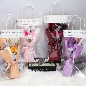Cuatro pequeños ramos de rosas de jabón en bolsas de regalo de PVC con luces LED