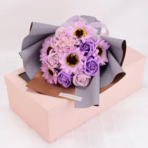 Detallado ramo de flores de jabón con rosas rosas y girasoles en una caja de regalo