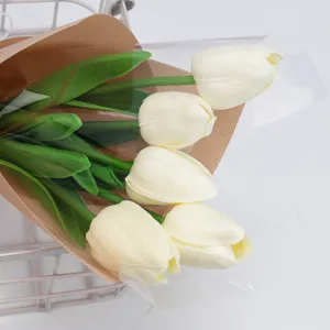 Gros plan détaillé d'un bouquet de tulipes artificielles blanches en emballage