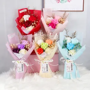 Handgemaakte zeepbloemboeketten met rozen en anjers voor een Moederdag cadeau-set